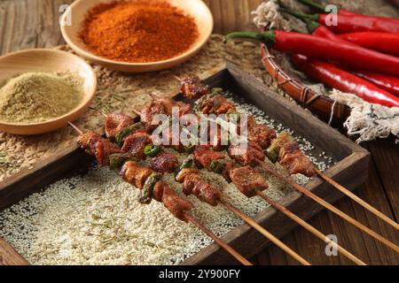 Schweinebauch auf Holzkohle gegrillt, 3 Spieße, Schaschlik. Kebab. Stockfoto