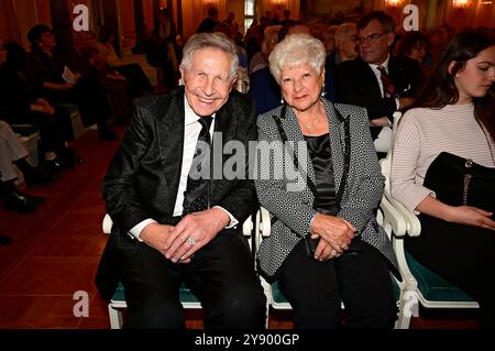 Otfried Laur mit Ehefrau Reni bei der Gala der Europäischen Kulturwerkstatt EKW ein Lied geht um die Welt und der Verleihung des Prinz von Preußen Preises 2024 an Armin Müller-Stahl im Konzerthaus am Gendarmenmarkt. Berlin, 06.10.2024 *** Otfried Laur mit seiner Frau Reni bei der Gala der Europäischen Kulturwerkstatt EKW ein Lied geht um die Welt und der Verleihung des Prinz-von-Preußen-Preises 2024 an Armin Müller Stahl im Konzerthaus am Gendarmenmarkt Berlin, 06 10 2024 Foto:XM.xWehnertx/xFuturexImagex Gala konzerthaus 4167 Stockfoto