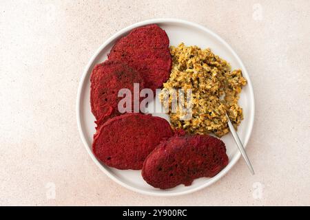 Genießen Sie Rübenpfannkuchen mit Sonnenblumenhummus - eine gesunde vegetarische Wahl, die die perfekte Mischung aus Geschmack und Ernährung bietet Stockfoto