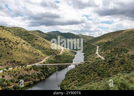 Panoramablick auf das berühmte CoA-Tal, bekannt für seine Steinzeitpetroglyphen, Portugal Stockfoto