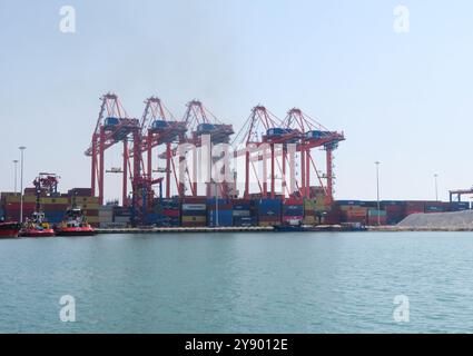 Mersin, Türkei. Oktober 2024. Der Hafen von Mersin, Türkei, 7. Oktober 2024. Da libanesische Staatsangehörige aus den Häfen des Libanon in die Türkei fliehen, organisieren die Hafenbehörden von Mersin Schiffe vom/zum Libanon. Aufgrund des anhaltenden Krieges verkehren viele Fluggesellschaften nicht mehr im Libanon und der Flughafen Beirut ist oft geschlossen. (Foto: Elisa Gestri/SIPA USA) Credit: SIPA USA/Alamy Live News Stockfoto