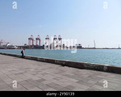 Mersin, Türkei. Oktober 2024. Der Hafen von Mersin, Türkei, 7. Oktober 2024. Da libanesische Staatsangehörige aus den Häfen des Libanon in die Türkei fliehen, organisieren die Hafenbehörden von Mersin Schiffe vom/zum Libanon. Aufgrund des anhaltenden Krieges verkehren viele Fluggesellschaften nicht mehr im Libanon und der Flughafen Beirut ist oft geschlossen. (Foto: Elisa Gestri/SIPA USA) Credit: SIPA USA/Alamy Live News Stockfoto