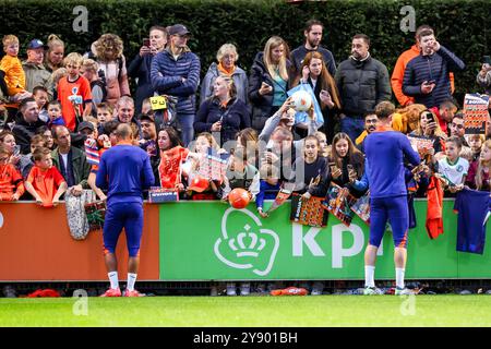 Zeist, Niederlande. Oktober 2024. ZEIST, NIEDERLANDE - 7. OKTOBER: Donyell Malen aus den Niederlanden gibt Fans und Fans Autogramme während des Trainings der niederländischen Fußballmannschaft vor dem Spiel der UEFA Nations League zwischen Ungarn und den Niederlanden; auf dem KNVB Campus am 7. Oktober 2024 in Zeist, Niederlande. (Foto von Peter Lous/Orange Pictures) Credit: Orange Pics BV/Alamy Live News Stockfoto