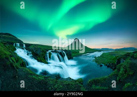 Kirkjufellsfoss Wasserfall unter unglaublichem Himmel mit Polarlichtern. Fantastische Landschaft mit Kirkjufell-Volkano und Nordlichtern in Island. Aurora borealis Stockfoto