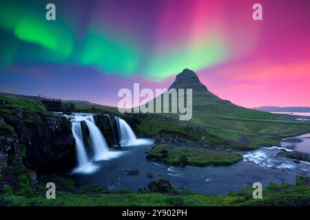 Unglaubliche isländische Landschaft mit Kirkjufellsfoss Wasserfall unter unglaublichem Himmel mit Nordlichtern. Kirkjufell Volkano Berg und Polarlichter in Island. Aurora borealis Stockfoto