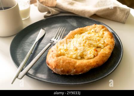 Traditionelle georgische Küche. Offener Kuchen mit Mozzarella. Ajara Khachapuri mit Käse. Stockfoto