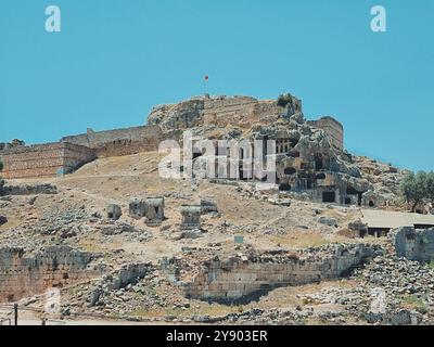 Ruinen der antiken Stadt Tlos, die akropolis vor dem blauen Himmel. Reisekonzept, Studium der antiken Kultur, Mythen des antiken Griechenlands. Weichzeichner. Türkei Stockfoto