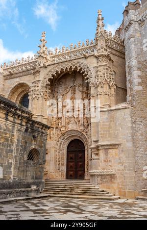 Portal im Manuelinstil des berühmten Convento de Cristo in Tomar, ehemaliges Hauptkloster des Templerordens in Portugal Stockfoto