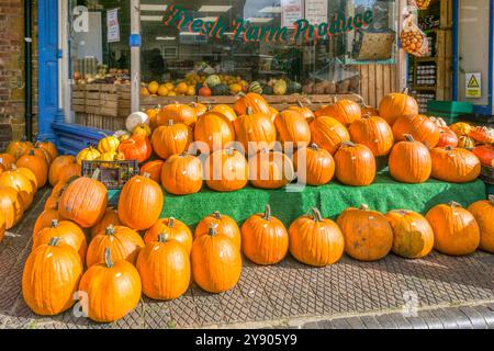 Kürbisse vor einem Lebensmittelgeschäft in der Hunstanton High Street - bereit für Halloween. Stockfoto