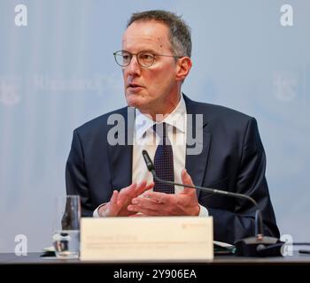 Landesregierung Rheinland-Pfalz stellt auf einer Pressekonferenz das Investitionssprogramm für Kommunen regional.zukunft.nachhaltig vor Innenminister Michael Ebling 07.10.24 *** Landesregierung Rheinland-Pfalz präsentiert das Investitionsprogramm für Kommunen auf einer Pressekonferenz Regional Sustainable Future Innenminister Michael Ebling 07 10 24 Stockfoto