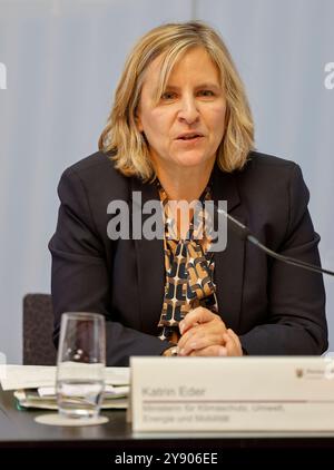 Landesregierung Rheinland-Pfalz stellt auf einer Pressekonferenz das Investitionssprogramm für Kommunen regional.zukunft.nachhaltig vor Klimaschutzministerin Katrin Eder 07.10.24 *** Landesregierung Rheinland-Pfalz stellt auf einer Pressekonferenz das Investitionsprogramm für Kommunen vor Klimaschutzministerin Katrin Eder 07 10 24 Stockfoto