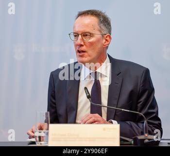 Landesregierung Rheinland-Pfalz stellt auf einer Pressekonferenz das Investitionssprogramm für Kommunen regional.zukunft.nachhaltig vor Innenminister Michael Ebling 07.10.24 *** Landesregierung Rheinland-Pfalz präsentiert das Investitionsprogramm für Kommunen auf einer Pressekonferenz Regional Sustainable Future Innenminister Michael Ebling 07 10 24 Stockfoto