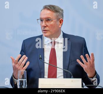 Landesregierung Rheinland-Pfalz stellt auf einer Pressekonferenz das Investitionssprogramm für Kommunen regional.zukunft.nachhaltig vor Ministerpräsident Alexander Schweitzer 07.10.24 *** Landesregierung Rheinland-Pfalz präsentiert das Investitionsprogramm für Kommunen auf einer Pressekonferenz Regional Sustainable Future Ministerpräsident Alexander Schweitzer 07 10 24 Stockfoto