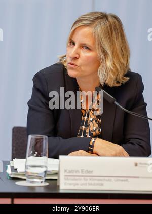 Landesregierung Rheinland-Pfalz stellt auf einer Pressekonferenz das Investitionssprogramm für Kommunen regional.zukunft.nachhaltig vor Klimaschutzministerin Katrin Eder 07.10.24 *** Landesregierung Rheinland-Pfalz stellt auf einer Pressekonferenz das Investitionsprogramm für Kommunen vor Klimaschutzministerin Katrin Eder 07 10 24 Stockfoto