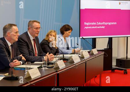 Landesregierung Rheinland-Pfalz stellt auf einer Pressekonferenz das Investitionssprogramm für Kommunen regional.zukunft.nachhaltig vor Ministerpräsident Alexander Schweitzer 2vl., Innenminister Michael Ebling links, Wirtschaftsministerin Daniela Schmitt rechts und Klimaschutzministerin Katrin Eder 2.vr. stellen das neue Investitionsprogramm für Kommunen vor. Sie erläutern Zielsetzung und mögliche Maßnahmen aus den fachlichen Zuständigkeiten des Innen-, Wirtschafts- und Klimaschutzministeriums. Ministerpräsident Schweitzer hatte das neue Programm Mitte September im Rahmen seiner ersten Regieru Stockfoto