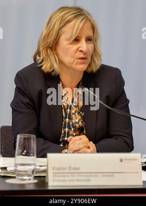 Landesregierung Rheinland-Pfalz stellt auf einer Pressekonferenz das Investitionssprogramm für Kommunen regional.zukunft.nachhaltig vor Klimaschutzministerin Katrin Eder 07.10.24 *** Landesregierung Rheinland-Pfalz stellt auf einer Pressekonferenz das Investitionsprogramm für Kommunen vor Klimaschutzministerin Katrin Eder 07 10 24 Stockfoto