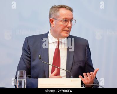 Landesregierung Rheinland-Pfalz stellt auf einer Pressekonferenz das Investitionssprogramm für Kommunen regional.zukunft.nachhaltig vor Ministerpräsident Alexander Schweitzer 07.10.24 *** Landesregierung Rheinland-Pfalz präsentiert das Investitionsprogramm für Kommunen auf einer Pressekonferenz Regional Sustainable Future Ministerpräsident Alexander Schweitzer 07 10 24 Stockfoto