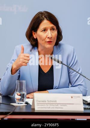 Landesregierung Rheinland-Pfalz stellt auf einer Pressekonferenz das Investitionssprogramm für Kommunen regional.zukunft.nachhaltig vor Wirtschaftsministerin Daniela Schmitt 07.10.24 *** Landesregierung Rheinland-Pfalz präsentiert das Investitionsprogramm für Kommunen auf einer Pressekonferenz regionale nachhaltige Zukunftsministerin Daniela Schmitt 07 10 24 Stockfoto