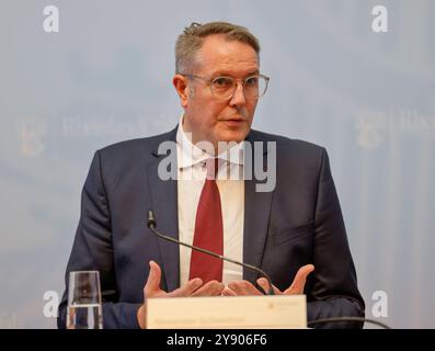 Landesregierung Rheinland-Pfalz stellt auf einer Pressekonferenz das Investitionssprogramm für Kommunen regional.zukunft.nachhaltig vor Ministerpräsident Alexander Schweitzer 07.10.24 *** Landesregierung Rheinland-Pfalz präsentiert das Investitionsprogramm für Kommunen auf einer Pressekonferenz Regional Sustainable Future Ministerpräsident Alexander Schweitzer 07 10 24 Stockfoto