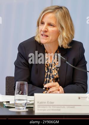 Landesregierung Rheinland-Pfalz stellt auf einer Pressekonferenz das Investitionssprogramm für Kommunen regional.zukunft.nachhaltig vor Klimaschutzministerin Katrin Eder 07.10.24 *** Landesregierung Rheinland-Pfalz stellt auf einer Pressekonferenz das Investitionsprogramm für Kommunen vor Klimaschutzministerin Katrin Eder 07 10 24 Stockfoto