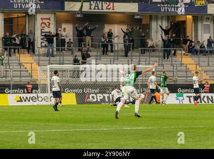 Göteborg, 18. September 2024. Spieler in GAIS feiern erneut das Tor zu 1-0 gegen Malmö FF, diesmal aber auch. Stockfoto