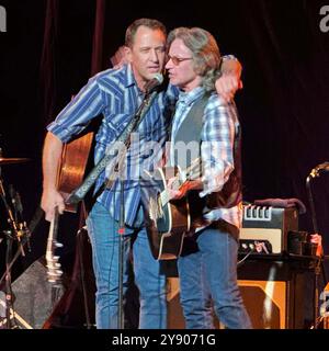 6. Oktober 2024, New York, New York, USA: Musiker/Sänger JAIME HANNA sah mit seinem Vater JEFF HANNA von der Country/Rockgruppe Nitty Gritty Dirt Band in der New York Society of Ethical Culture Concert Hall auftreten. (Kreditbild: © Nancy Kaszerman/ZUMA Press Wire) NUR REDAKTIONELLE VERWENDUNG! Nicht für kommerzielle ZWECKE! Stockfoto