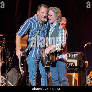 6. Oktober 2024, New York, New York, USA: Musiker/Sänger JAIME HANNA sah mit seinem Vater JEFF HANNA von der Country/Rockgruppe Nitty Gritty Dirt Band in der New York Society of Ethical Culture Concert Hall auftreten. (Kreditbild: © Nancy Kaszerman/ZUMA Press Wire) NUR REDAKTIONELLE VERWENDUNG! Nicht für kommerzielle ZWECKE! Stockfoto