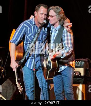 6. Oktober 2024, New York, New York, USA: Musiker/Sänger JAIME HANNA sah mit seinem Vater JEFF HANNA von der Country/Rockgruppe Nitty Gritty Dirt Band in der New York Society of Ethical Culture Concert Hall auftreten. (Kreditbild: © Nancy Kaszerman/ZUMA Press Wire) NUR REDAKTIONELLE VERWENDUNG! Nicht für kommerzielle ZWECKE! Stockfoto