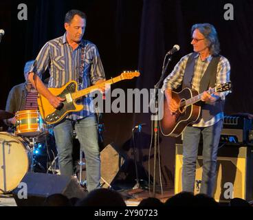 6. Oktober 2024, New York, New York, USA: Musiker/Sänger JAIME HANNA sah mit seinem Vater JEFF HANNA von der Country/Rockgruppe Nitty Gritty Dirt Band in der New York Society of Ethical Culture Concert Hall auftreten. (Kreditbild: © Nancy Kaszerman/ZUMA Press Wire) NUR REDAKTIONELLE VERWENDUNG! Nicht für kommerzielle ZWECKE! Stockfoto