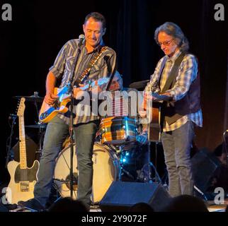 6. Oktober 2024, New York, New York, USA: Musiker/Sänger JAIME HANNA sah mit seinem Vater JEFF HANNA von der Country/Rockgruppe Nitty Gritty Dirt Band in der New York Society of Ethical Culture Concert Hall auftreten. (Kreditbild: © Nancy Kaszerman/ZUMA Press Wire) NUR REDAKTIONELLE VERWENDUNG! Nicht für kommerzielle ZWECKE! Stockfoto