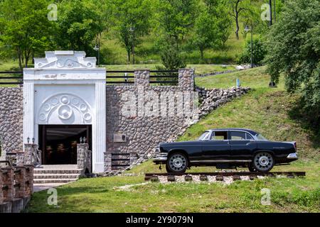 Mokra Gora, Serbien - 22. Juni. 2023: Eintritt zum Bahnhof und Museum der Schmalspurbahn Sargan 8 mit Retro-Wagen auf Schienen. Stockfoto