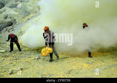 Schwefelbergleute im Ijen-Krater. Der Gesundheitszustand von Bergleuten ist sehr riskant, da sie nicht mit ausreichender Sicherheitsausrüstung ausgestattet sind. Stockfoto