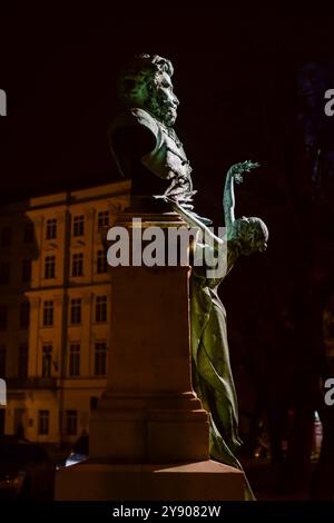 Statue von Gabor Szarvas Budapest V., Szechenyi Istvan ter bei Nacht Stockfoto