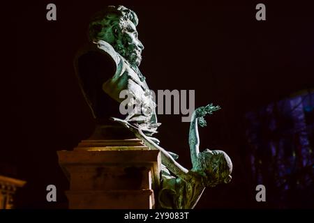 Statue von Gabor Szarvas Budapest V., Szechenyi Istvan ter bei Nacht Stockfoto