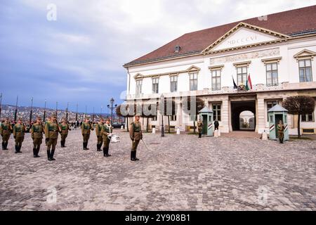 Wachwechsel im Sandor-Palast in Budapest, Ungarn Stockfoto