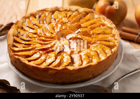 Hausgemachter traditioneller Apfelkuchen mit Sahnefüllung und Marmeladenüberzug, ein klassisches Herbst- oder Winterdessert oder Snack Stockfoto