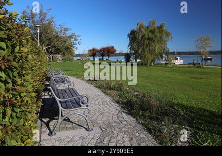 Tutzing, Bayern, Deutschland, 07. Oktober 2024: Ein Herbsttag mit Föhn in Tutzing Landkreis Starnberg. Hier der Blick von der Brahmspromenade auf Parkbänke, Sitzbänke zum Ausruhen, sitzen, dahinter der Starnberger See, Bayern, Oberbayern, Fuenfseenland, Fünfseenland *** Tutzing, Bayern, Deutschland, 07. Oktober 2024 ein Herbsttag mit Föhn im Stadtteil Tutzing Starnberg hier der Blick von der Brahmspromenade auf Parkbänke, Bänke zum Ausruhen, Sitzen, dahinter der Starnberger See, Bayern, Oberbayern, Fuenfseenland, Fünfseenland Stockfoto