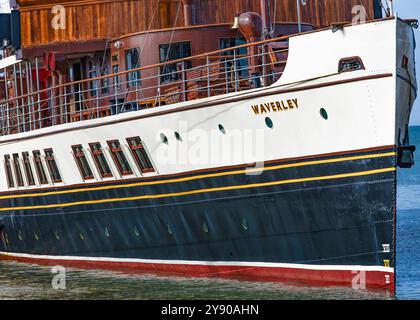 Im Sommer 2024 legt das letzte Seedampfschiff Waverley am Whitstable Harbour an. Stockfoto