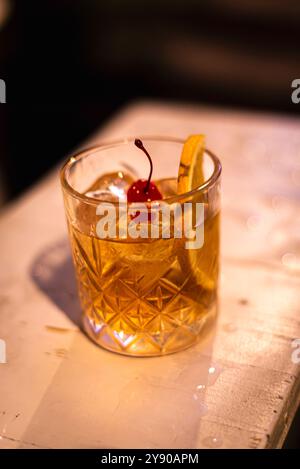 Der „altmodische“, einer der wichtigsten Cocktails der Welt. Bourbon, Zucker, Angst, eine Orangenscheibe, eine Kirsche. Stockfoto