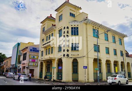 George Town, Penang, Malaysia, 28. April 2019 - Gebäude im Art déco-Stil, in dem sich die Kwangtung & Tengchow Association, ein Kantonesischer Gemeindeverband, befindet Stockfoto