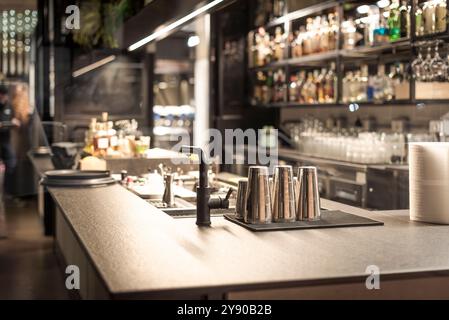 Bartheke in einer abendlichen Cocktailbar Stockfoto