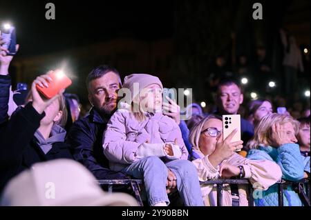 LEMBERG, UKRAINE - 1. OKTOBER 2024 - Zuschauer sehen das Konzert in der Nähe des Taras Schewtschenko-Denkmals am Tag der Verteidiger der Ukraine, Lemberg, Westukraine. Stockfoto