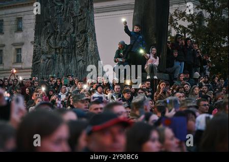 LEMBERG, UKRAINE - 1. OKTOBER 2024 - Zuschauer sehen das Konzert in der Nähe des Taras Schewtschenko-Denkmals am Tag der Verteidiger der Ukraine, Lemberg, Westukraine. Stockfoto