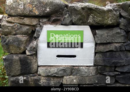 NATIONAL TRUST SCOTLAND SPENDENBOX IN STEINMAUER SCHOTTLAND GROSSBRITANNIEN Stockfoto