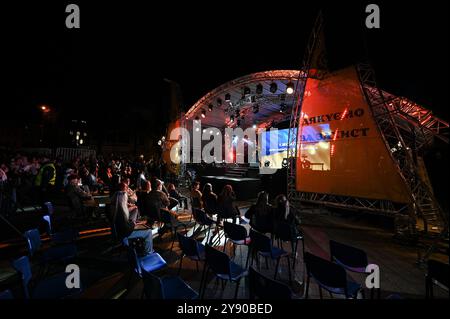 LEMBERG, UKRAINE - 1. OKTOBER 2024 - Zuschauer sehen das Konzert in der Nähe des Taras Schewtschenko-Denkmals am Tag der Verteidiger der Ukraine, Lemberg, Westukraine. Stockfoto