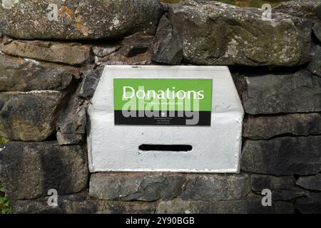 NATIONAL TRUST SCOTLAND SPENDENBOX IN STEINMAUER SCHOTTLAND GROSSBRITANNIEN Stockfoto