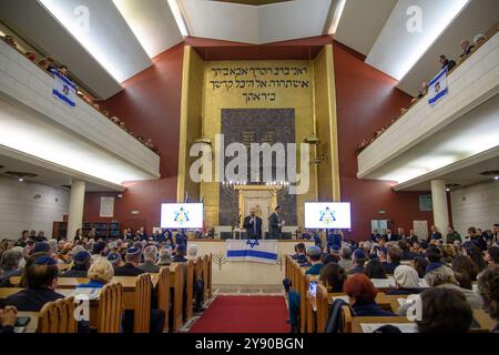 Mailand, Mailand. Oktober 2024. Evento 'UN anno dal Pogrom - Il dramma dei Rapiti e la nuova ondata di antisemitismo', organizzato dalla Comunità Ebraica milanese presso la Sinagoga Centrale - Lunedì 07 Ottobre 2024 (Foto Claudio Furlan/Lapresse) Veranstaltung „ein Jahr seit dem Pogrom - das Drama der Entführten und die neue Welle des Antisemitismus“, organisiert von Mailand Furagoga Centrale in der Central Synagogue, Montag/2024 Stockfoto