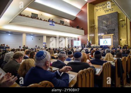 Mailand, Mailand. Oktober 2024. Evento 'UN anno dal Pogrom - Il dramma dei Rapiti e la nuova ondata di antisemitismo', organizzato dalla Comunità Ebraica milanese presso la Sinagoga Centrale - Lunedì 07 Ottobre 2024 (Foto Claudio Furlan/Lapresse) Veranstaltung „ein Jahr seit dem Pogrom - das Drama der Entführten und die neue Welle des Antisemitismus“, organisiert von Mailand Furagoga Centrale in der Central Synagogue, Montag/2024 Stockfoto