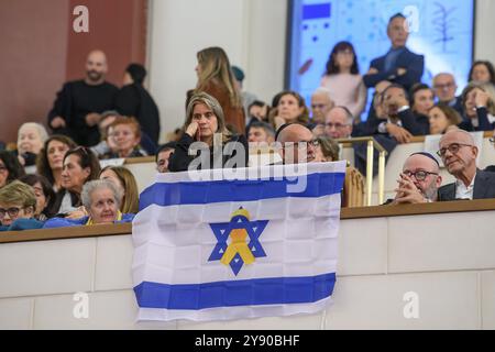 Mailand, Mailand. Oktober 2024. Evento 'UN anno dal Pogrom - Il dramma dei Rapiti e la nuova ondata di antisemitismo', organizzato dalla Comunità Ebraica milanese presso la Sinagoga Centrale - Lunedì 07 Ottobre 2024 (Foto Claudio Furlan/Lapresse) Veranstaltung „ein Jahr seit dem Pogrom - das Drama der Entführten und die neue Welle des Antisemitismus“, organisiert von Mailand Furagoga Centrale in der Central Synagogue, Montag/2024 Stockfoto