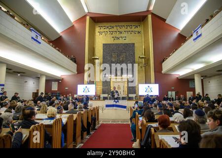 Mailand, Mailand. Oktober 2024. Evento 'UN anno dal Pogrom - Il dramma dei Rapiti e la nuova ondata di antisemitismo', organizzato dalla Comunità Ebraica milanese presso la Sinagoga Centrale - Lunedì 07 Ottobre 2024 (Foto Claudio Furlan/Lapresse) Veranstaltung „ein Jahr seit dem Pogrom - das Drama der Entführten und die neue Welle des Antisemitismus“, organisiert von Mailand Furagoga Centrale in der Central Synagogue, Montag/2024 Stockfoto